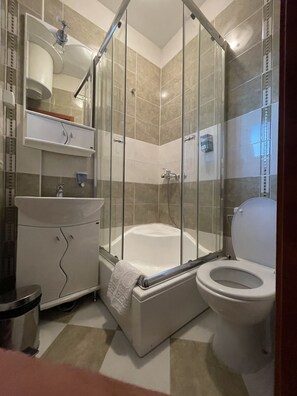 Ducha, artículos de higiene personal gratuitos y secador de pelo