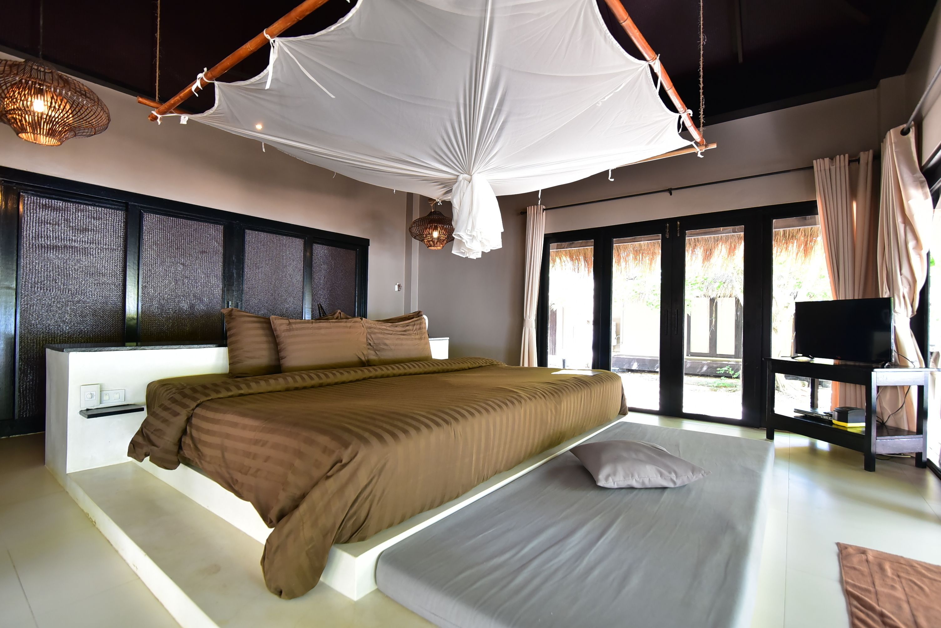 2 bedrooms, minibar, in-room safe, bed sheets