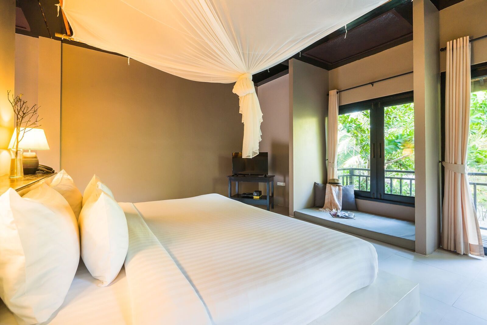 Minibar, in-room safe, bed sheets