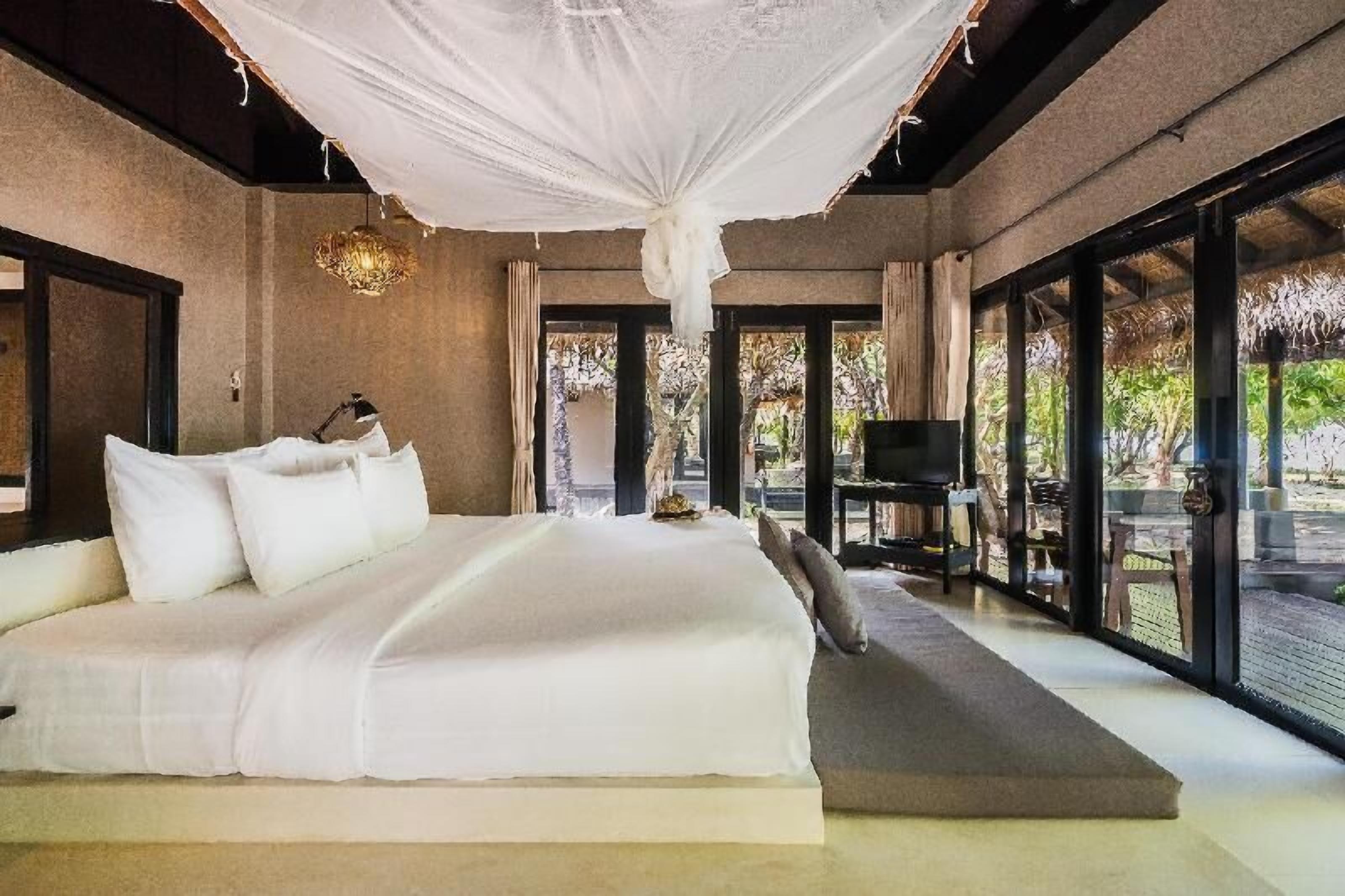 Minibar, in-room safe, bed sheets