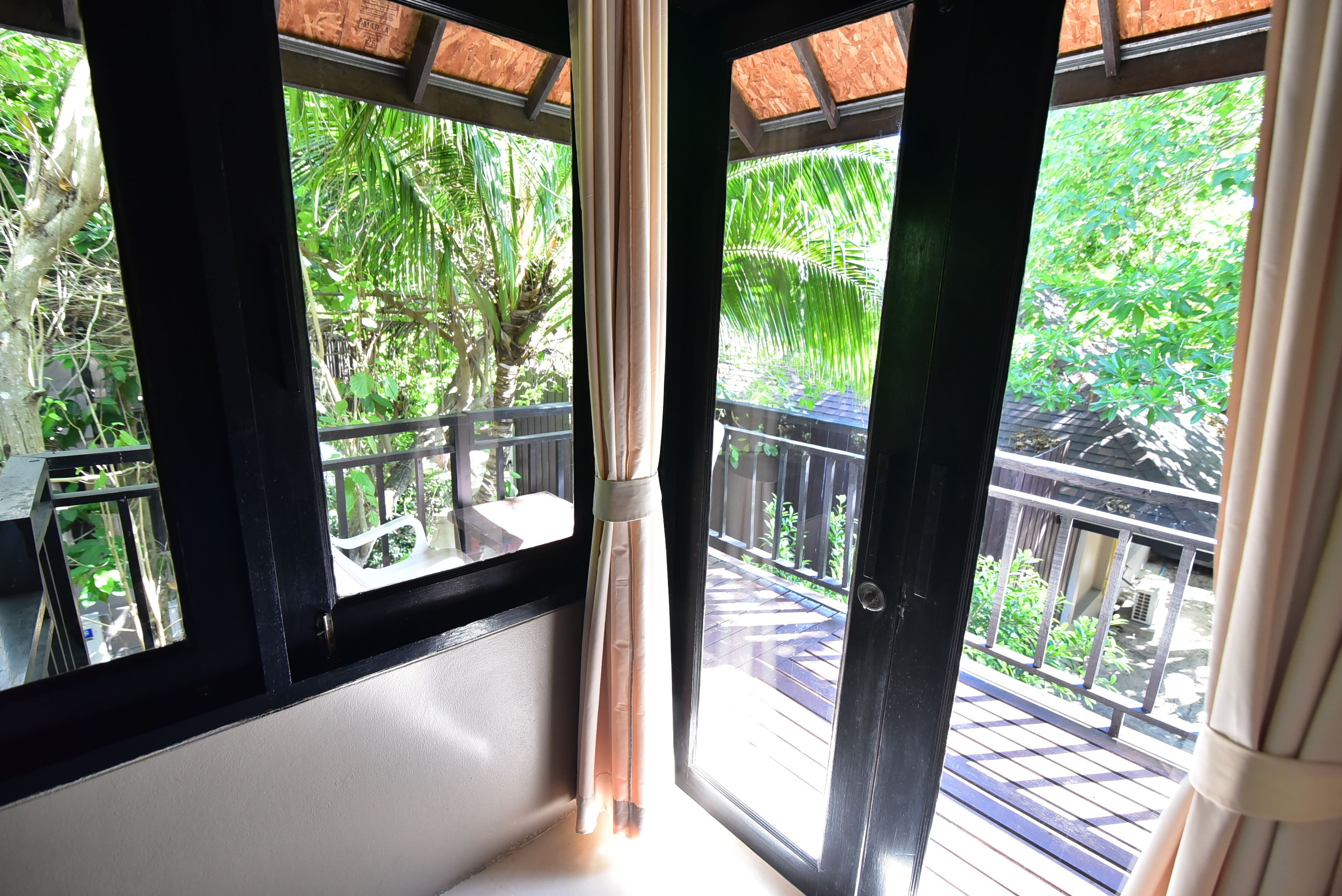 deluxe room | 2 bedrooms, minibar, in-room safe, bed sheets