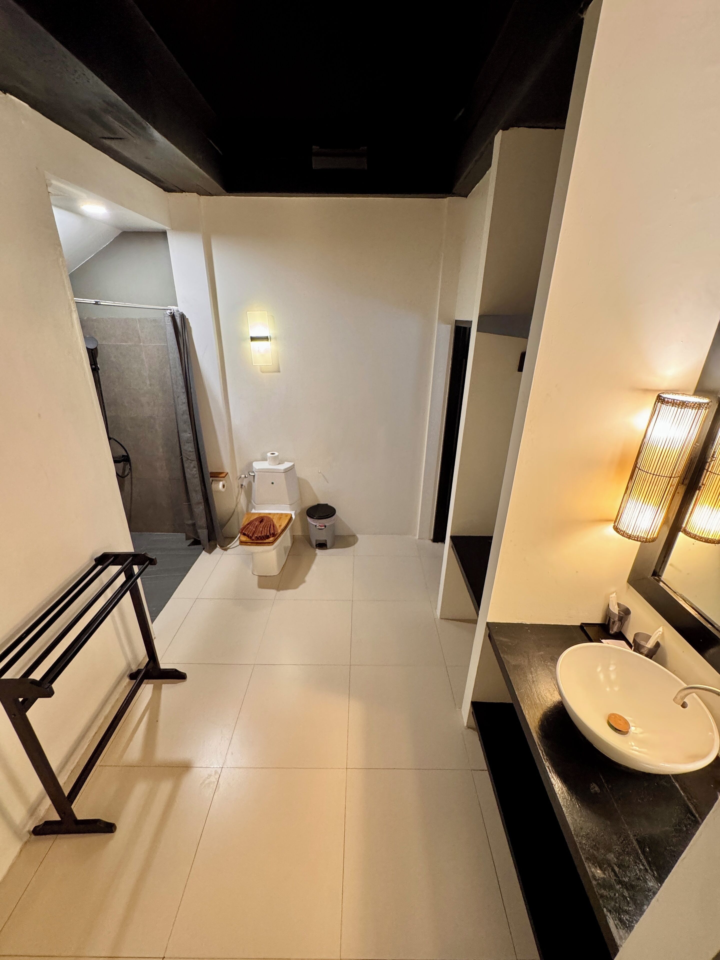 grand villa, 2 bedrooms, non smoking, partial sea view | bathroom | shower, free toiletries, bathrobes, towels