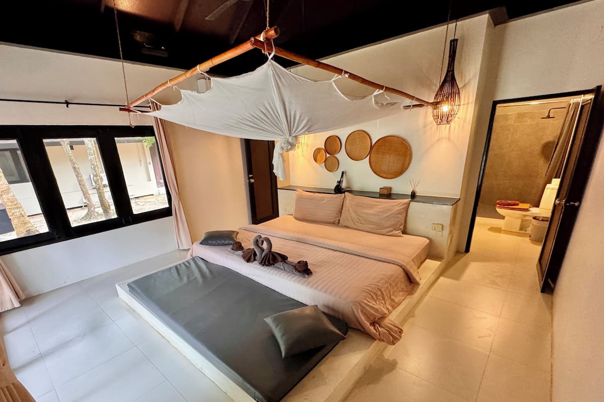 Grand Villa, 2 Bedrooms, Non Smoking, Partial Sea View | Minibar, in-room safe, bed sheets