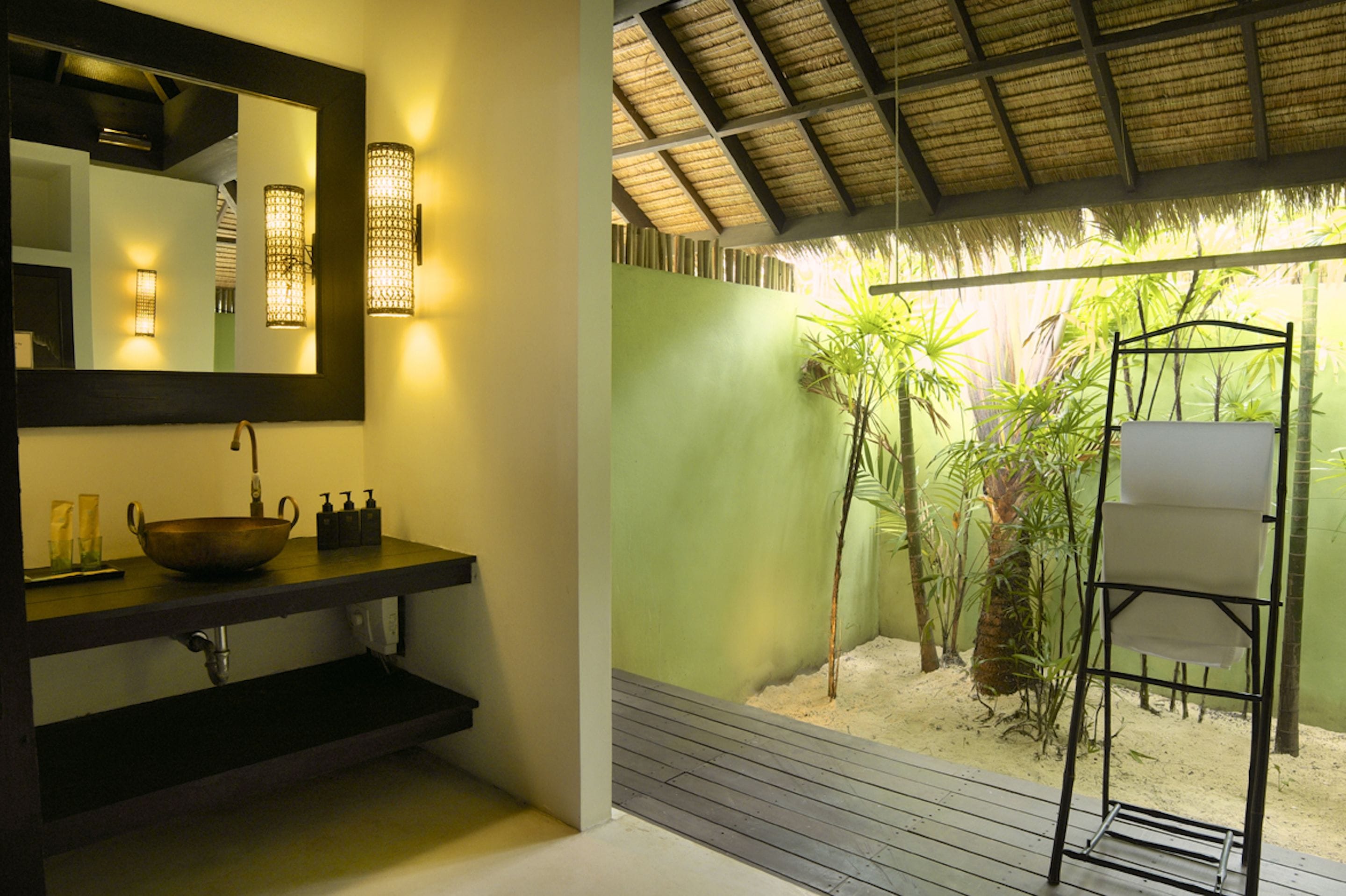 villa (santi) | bathroom | shower, free toiletries, bathrobes, towels
