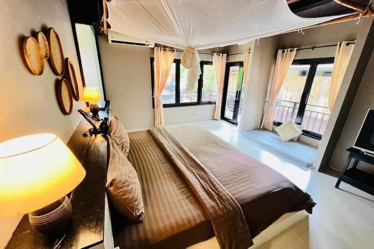 Minibar, in-room safe, bed sheets