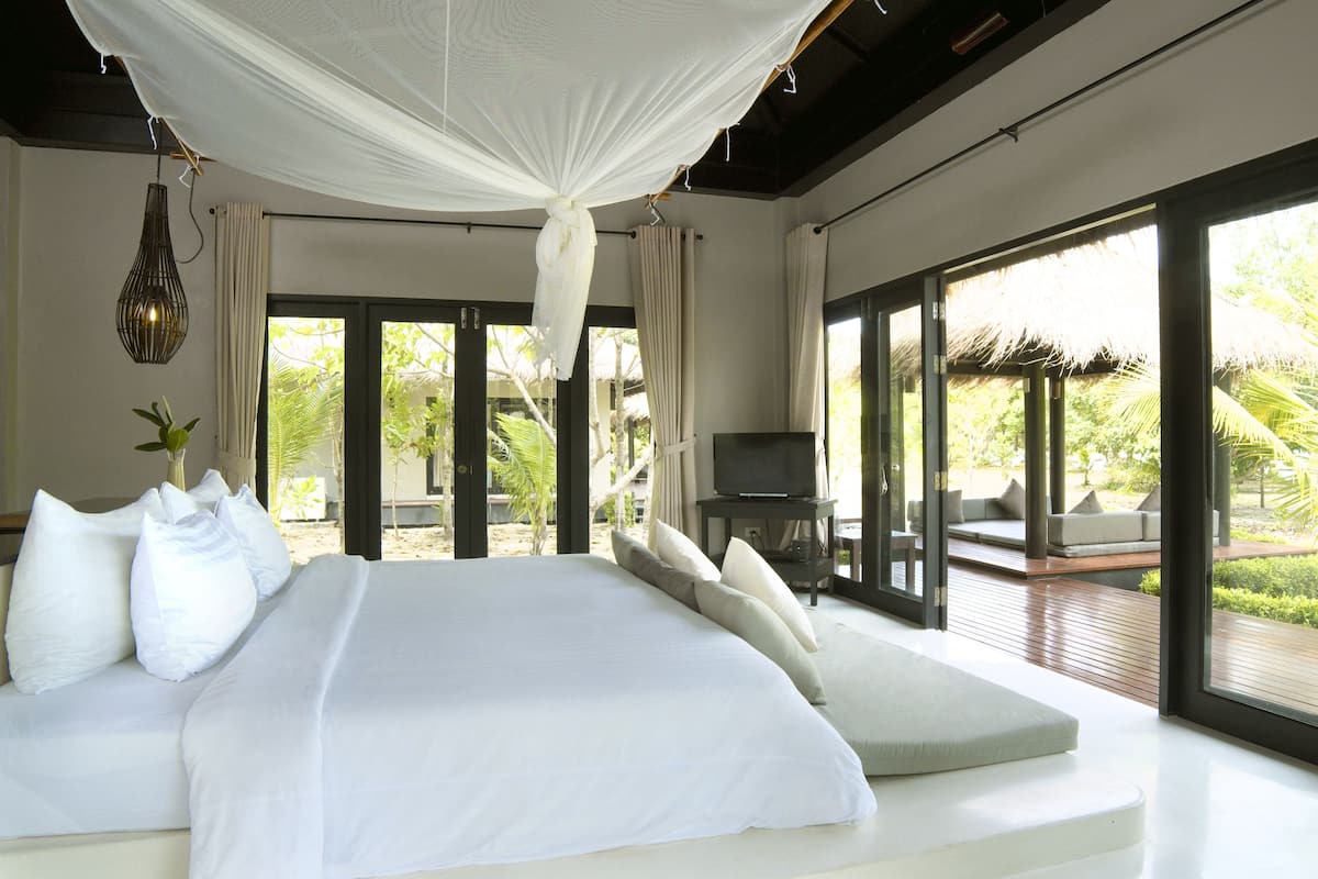 Villa, 1 King Bed, Beach View (Siri) | Minibar, in-room safe, bed sheets