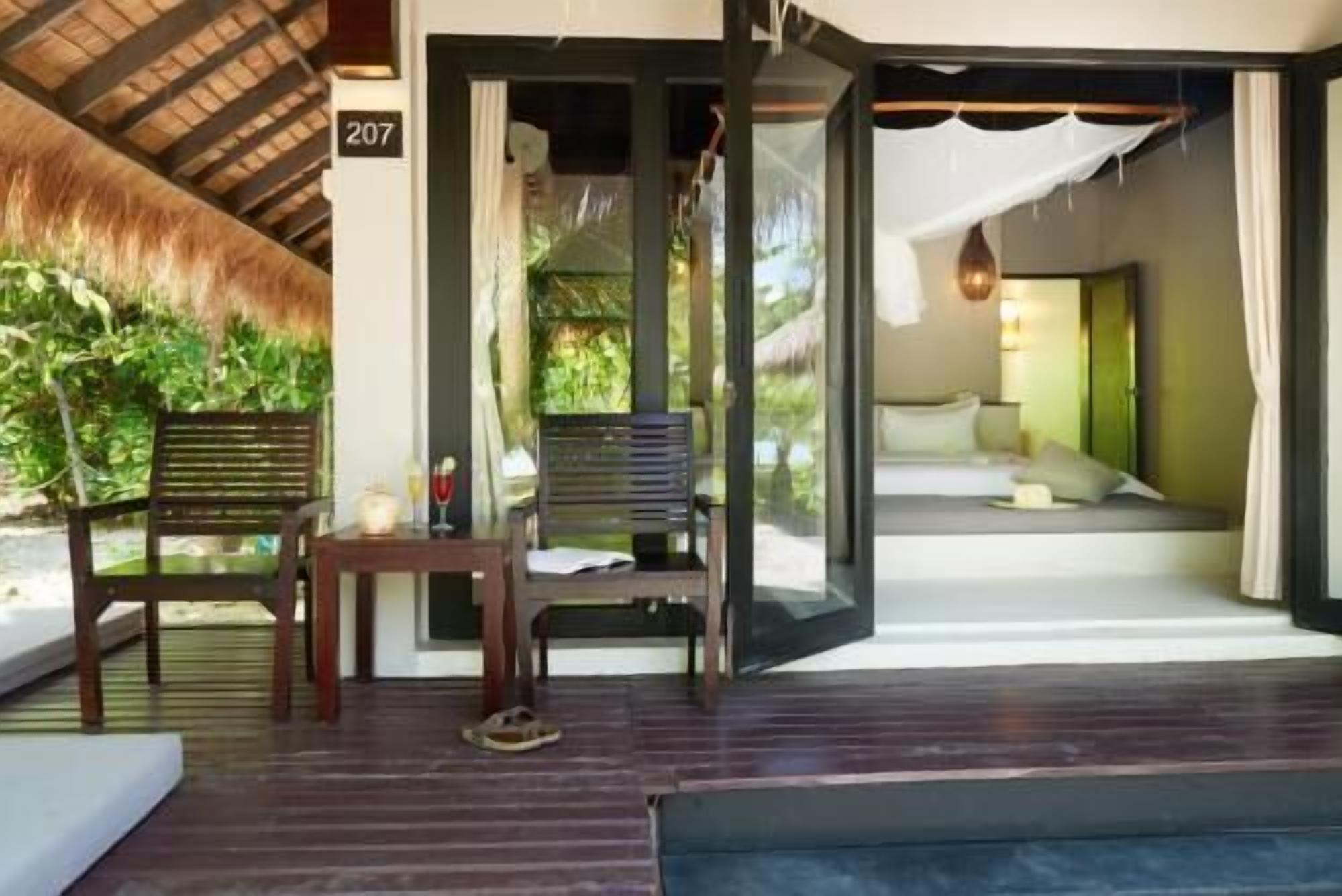 Minibar, in-room safe, bed sheets