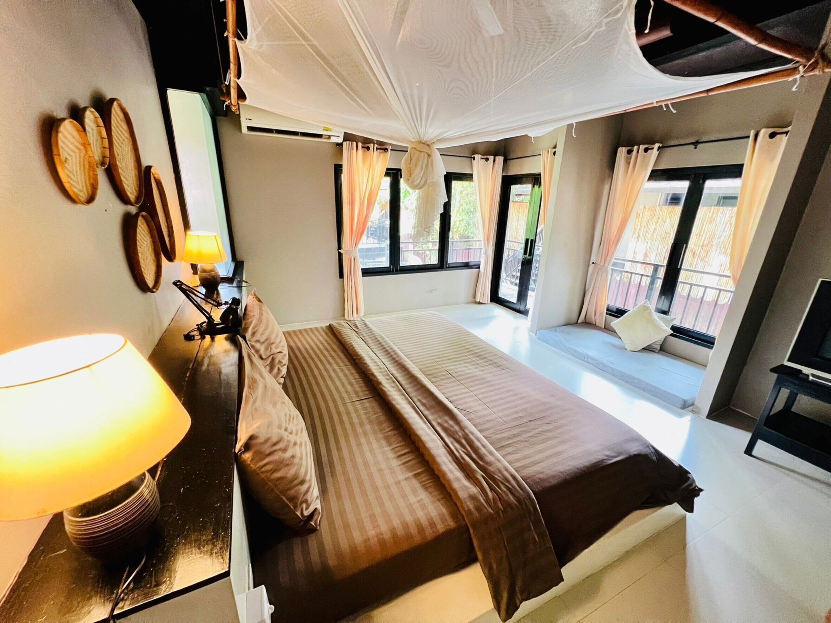 Minibar, in-room safe, bed sheets