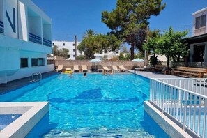 Outdoor pool, pool umbrellas, sun loungers - Nereus (Paphos)
