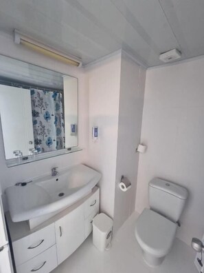 Standard Double Room | Bathroom | Combined shower/bathtub, free toiletries, hair dryer, towels - Nereus (Paphos)