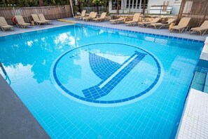 Outdoor pool, pool umbrellas, sun loungers - Nereus (Paphos)