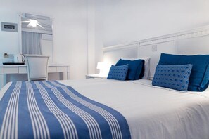 Caixa forta a l'habitació, escriptori i cortines opaques 