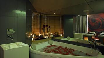 Couples treatment room(s), hot tub, body treatments, hydrotherapy
