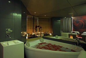 Couples treatment rooms, hot tub, body treatments, hydrotherapy - Hotel Sea Princess (Mumbai)