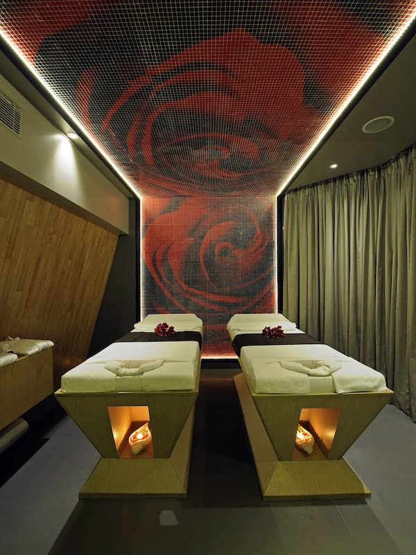 Couples treatment room(s), hot tub, body treatments, hydrotherapy