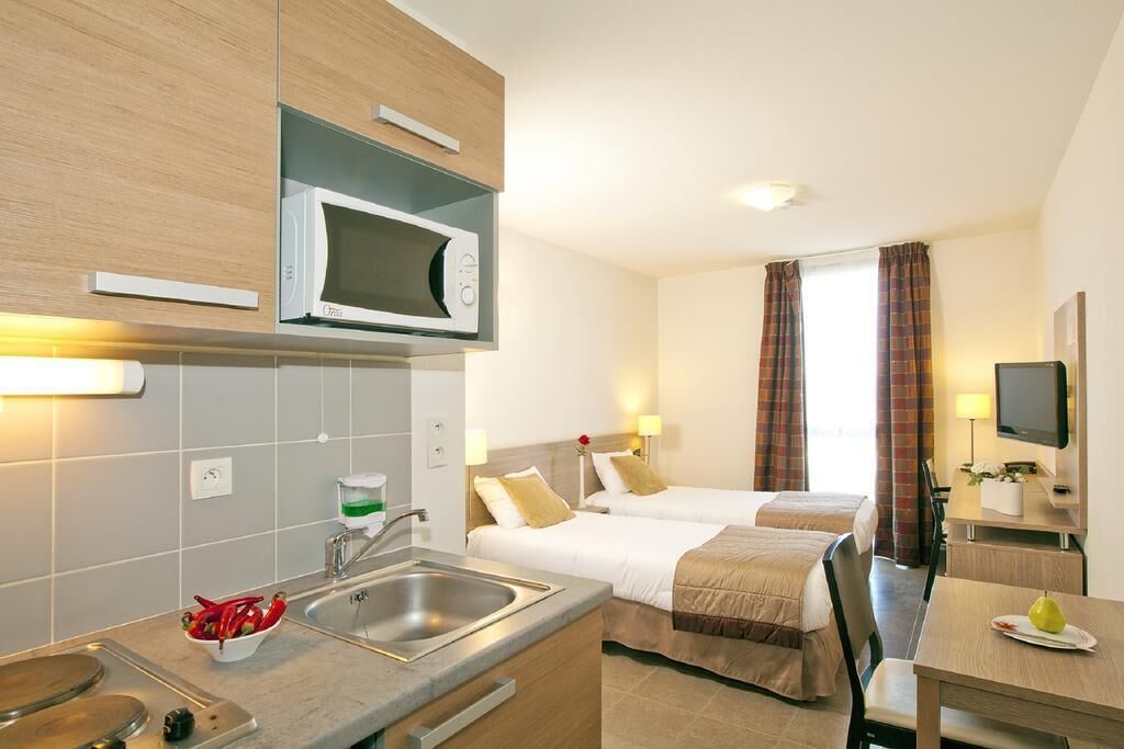 Desk, soundproofing, WiFi (free), bed sheets