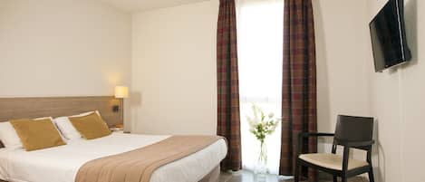 Desk, soundproofing, free WiFi, bed sheets