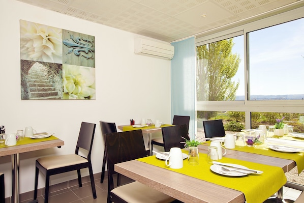 Petit déjeuner buffet (10 EUR par personne)