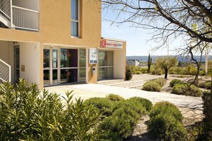 Exterior - Sejours & Affaires Manosque Moulin Neuf (Manosque)
