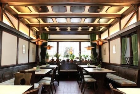 Se sirven almuerzos y cenas, cocina regional. Hotel Weinhaus Grebel