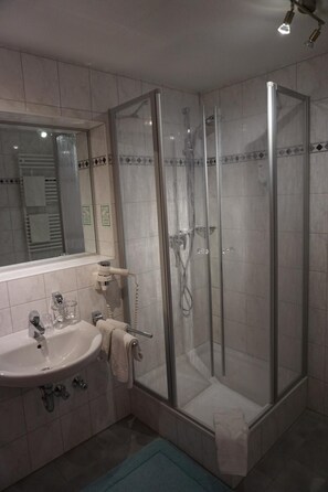 Buồng tắm vòi sen, khăn tắm 