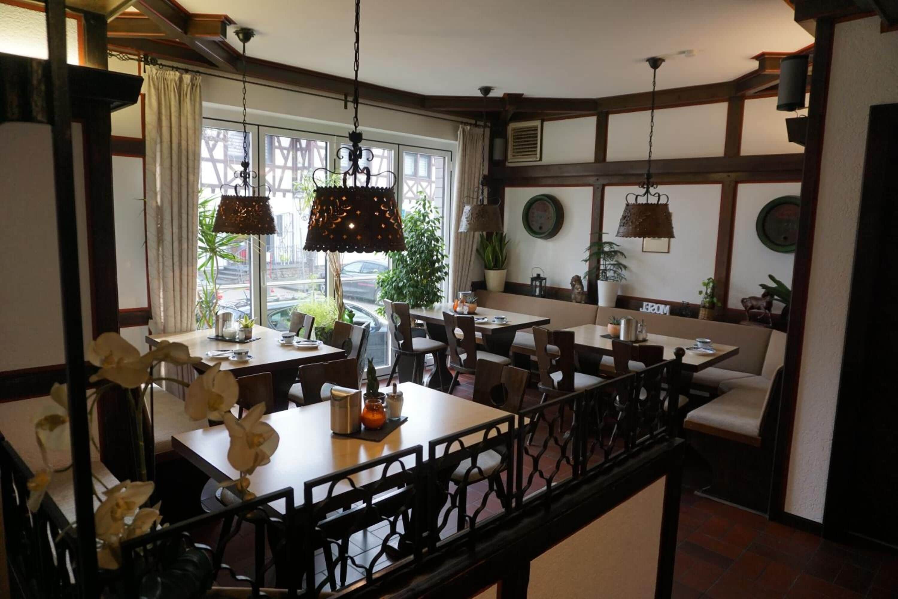 Déjeuner et dîner servis sur place, spécialités Cuisine régionale