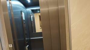 Un ascensore con porte metalliche e design moderno.