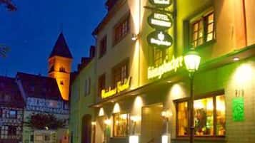Fassade der Unterkunft – Abend/Nacht