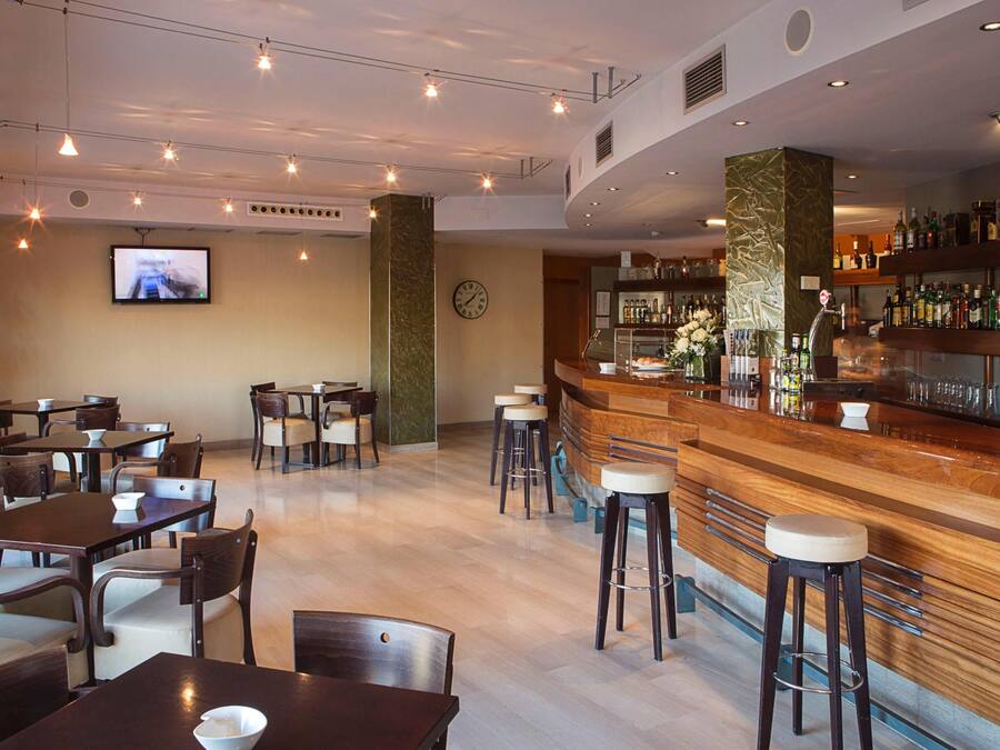 Bar (trong khuôn viên)