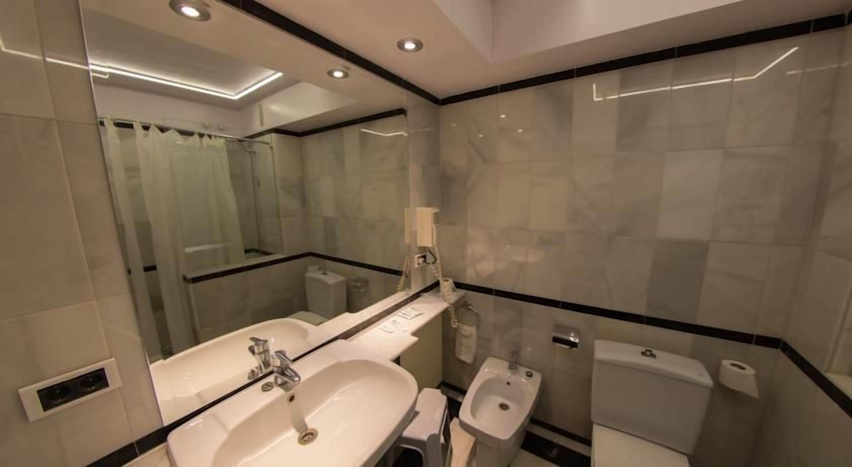Un bany modern amb un envàs de doble poció, un bidet i un vàter.