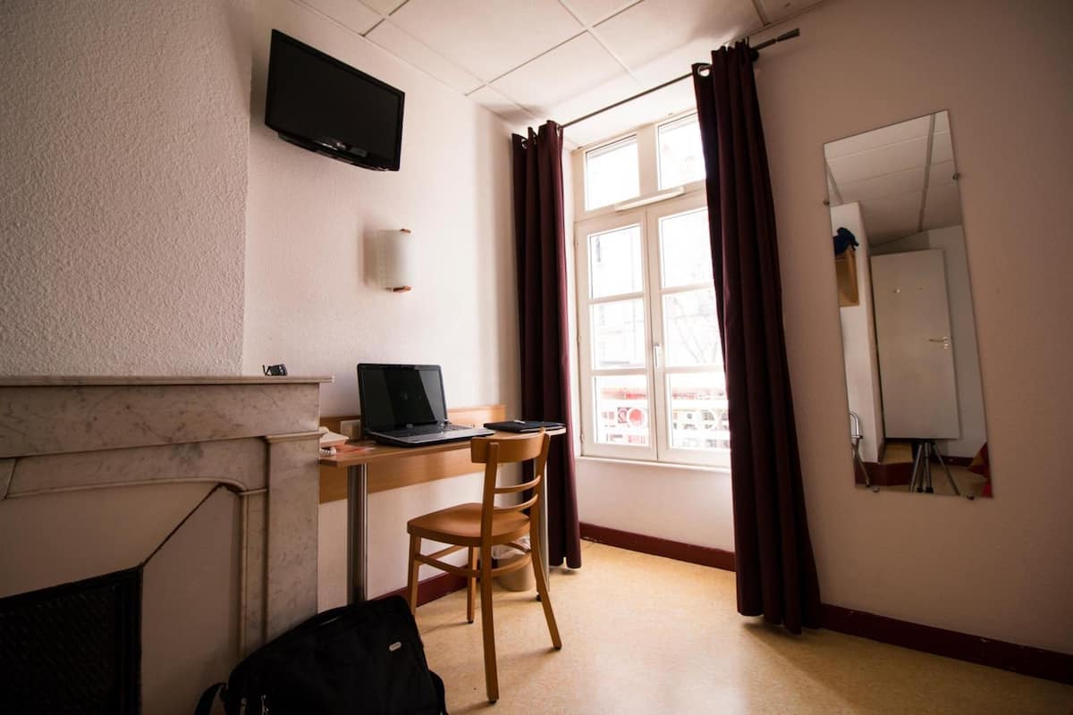 Escritorio, sistema de insonorización, cunas gratuitas y wifi gratis