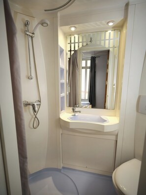 Free toiletries, hair dryer, towels - Hotel de Lyon (Valence)