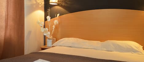 Desk, soundproofing, free cots/infant beds, free WiFi