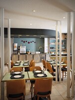 Petit déjeuner buffet servi tous les jours en supplément