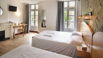 Triple Room | Desk, soundproofing, free cots/infant beds, free WiFi