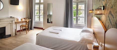 Triple Room | Desk, soundproofing, free cribs/infant beds, free WiFi
