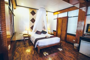 Minibar, in-room safe, free WiFi, alarm clocks - Fridays Boracay Resort (Boracay Island)