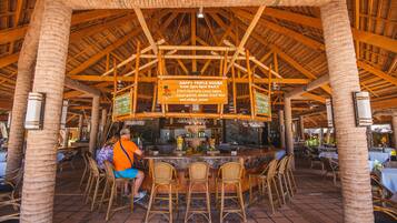 Beach views, serves breakfast, lunch, and dinner