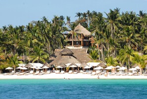 Private beach, white sand, sun loungers, beach umbrellas - Fridays Boracay Resort (Boracay Island)