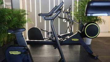 Un gimnasio con bicicletas estáticas y equipamiento de ejercicio.