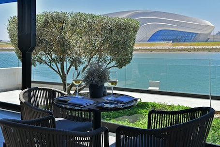 Se sirven desayunos y cocina mediterránea, con vista a la piscina