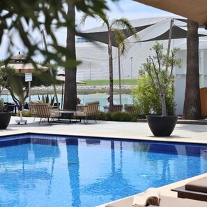 غرفة بريميم (River View) | ميني بار وخزنة داخل الغرفة وبديكورات فريدة لكل غرفة وطراز فريد لكل وحدة
