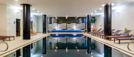 Piscina coperta, con ingresso dalle 08:00 alle 20:00, lettini