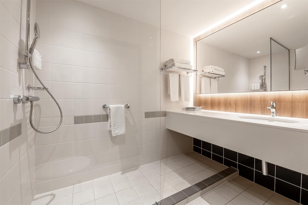 combined shower/bathtub, eco-friendly toiletries, hair dryer, towels