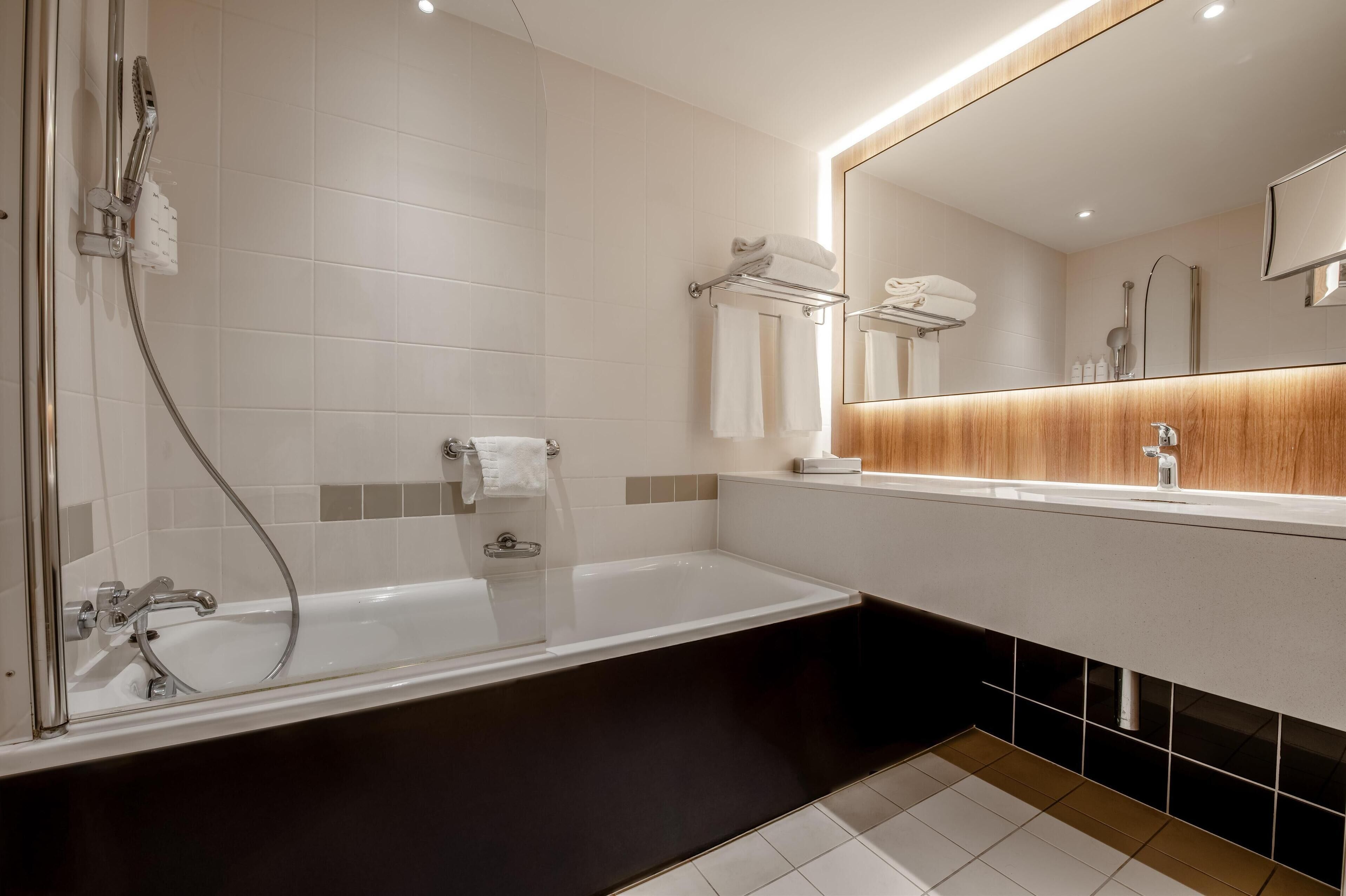 combined shower/bathtub, eco-friendly toiletries, hair dryer, towels