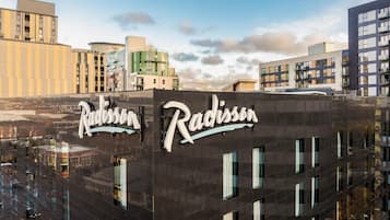 Un edificio moderno con el nombre 'Radisson' destacado en su fachada.