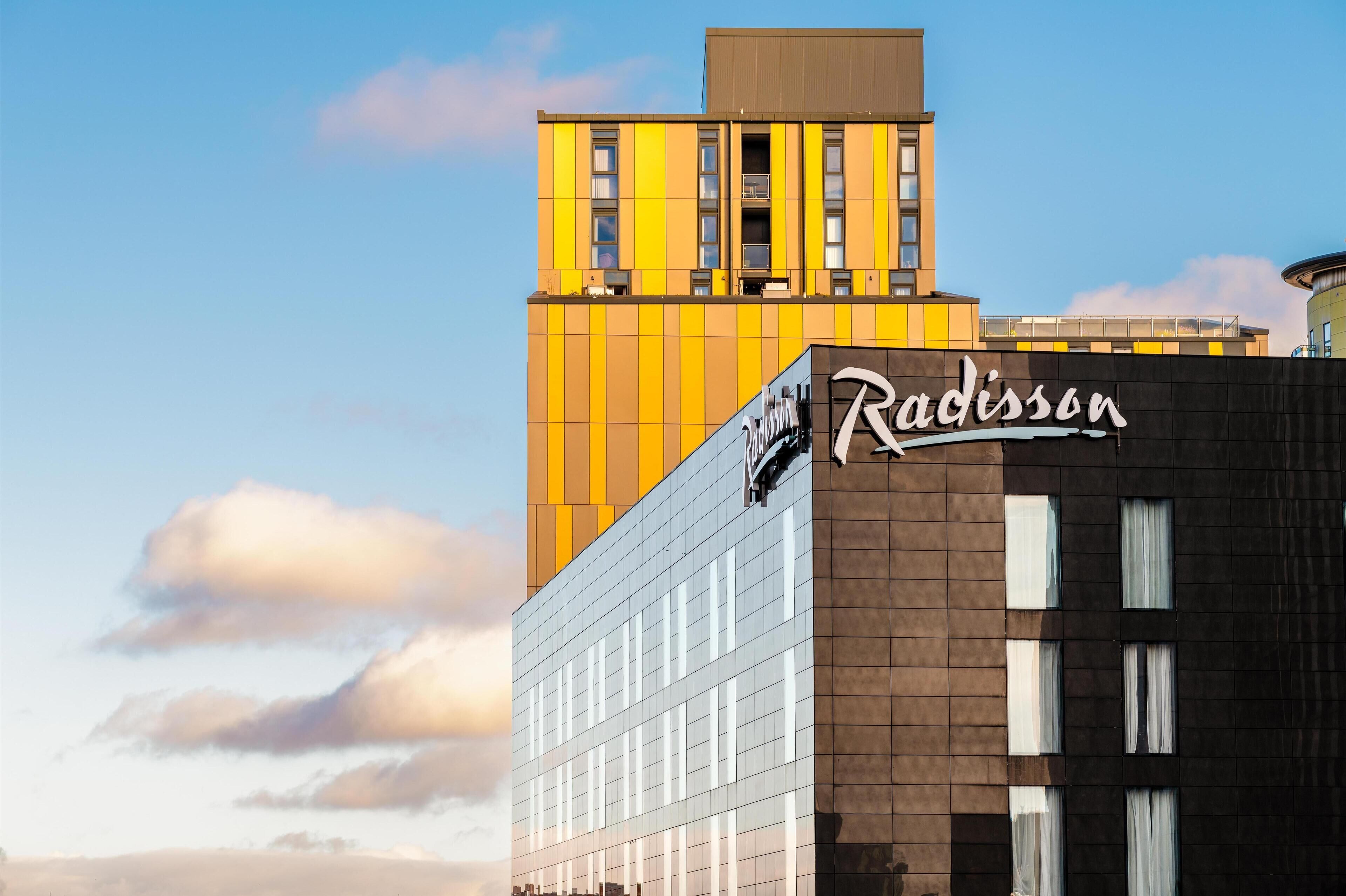 En byggnad med en tydlig skylt med texten ”Radisson” på sidan.