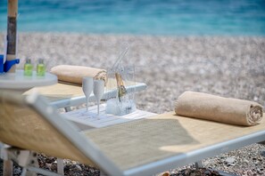 Een buitenzwembad en ligstoelen