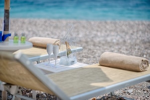 Una piscina al aire libre, sillones reclinables de piscina