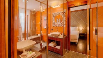 Minibar, Zimmersafe, Schreibtisch, Verdunkelungsvorhänge